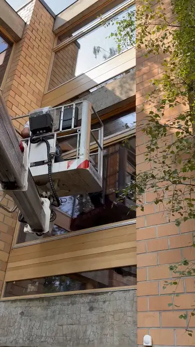 Nacelle élévatrice déployée le long d’une façade d’immeuble pour le nettoyage des vitres